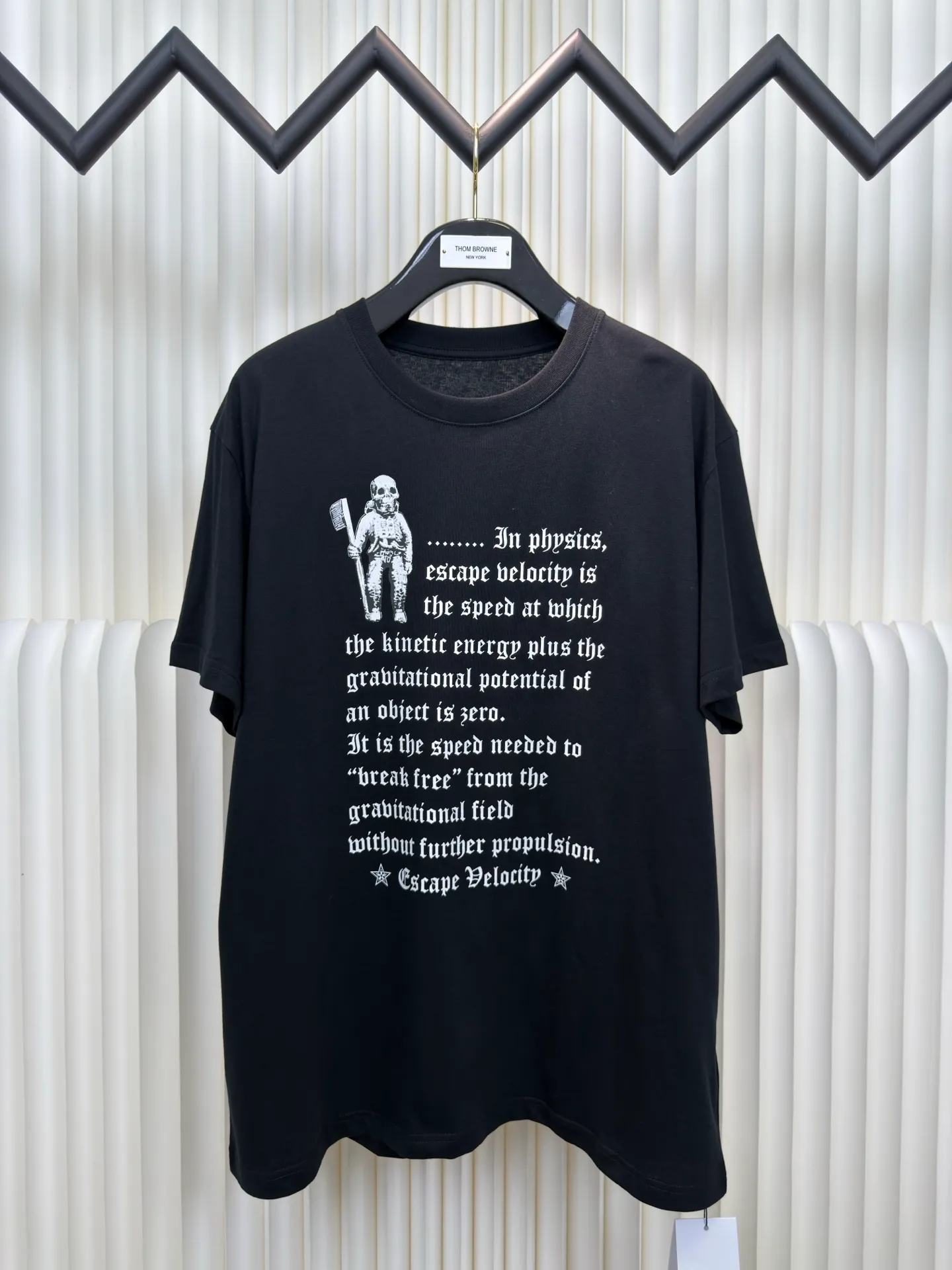 P240 Chrome Hearts Skeleton Soldier Text Short Sleeves. The fabric is made of 26-woven 200g cotton. The printing is made of thermosetting ink. Customized accessories. Size S M L